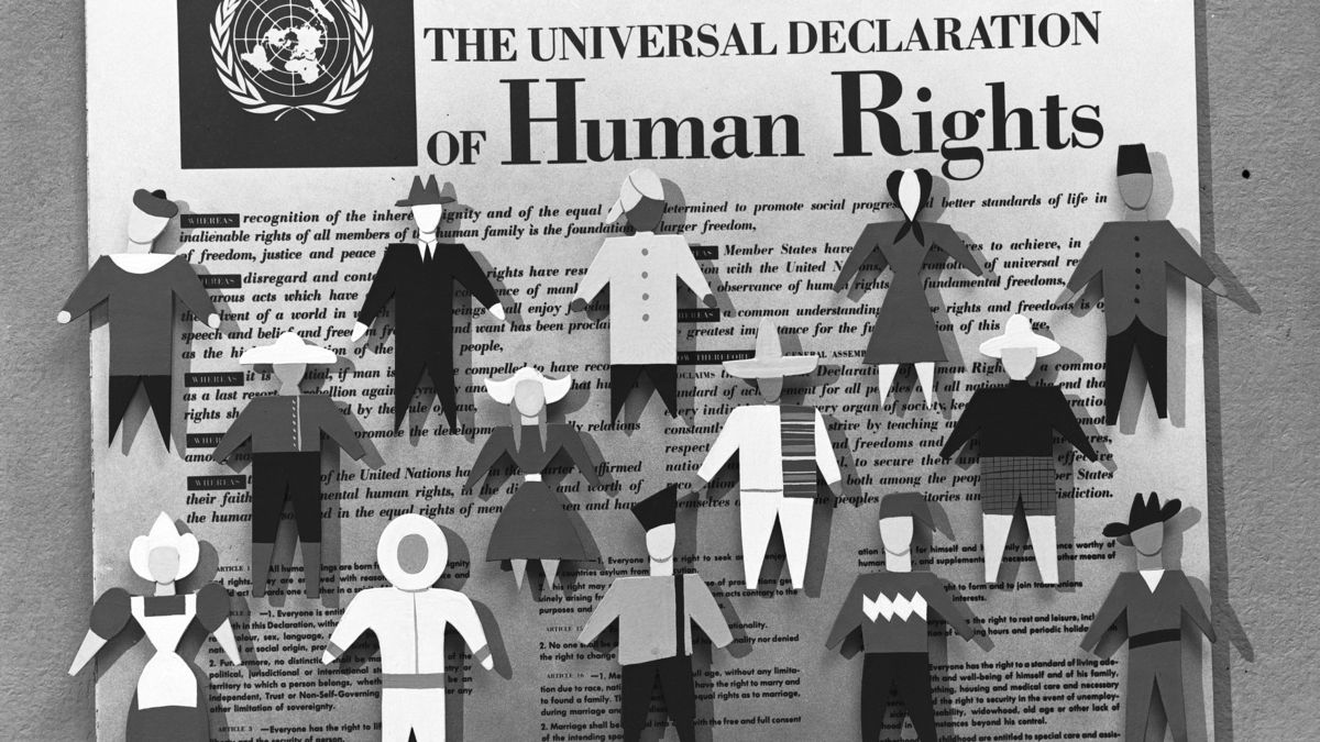 Dokument mit dem Titel "The universal Declaration of Human Rights", davor abstrakte männliche und weibliche Figuren.