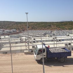 Das neue Lager von Zervou auf Samos. Hinter Stacheldraht sieht man zahlreiche weiße Containerbauten.