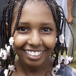 Ein Mädchen aus dem Sudan lächelt in die Kamera