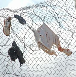 Kleidungsstücke hängen am Grenzzaun in Melilla, nachdem eine Gruppe von Migranten 2005 versuchte, über ihn zu springen.