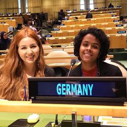 Die zwei Jugendbeobachterinnen im Tagungssaal der CSW63. 
