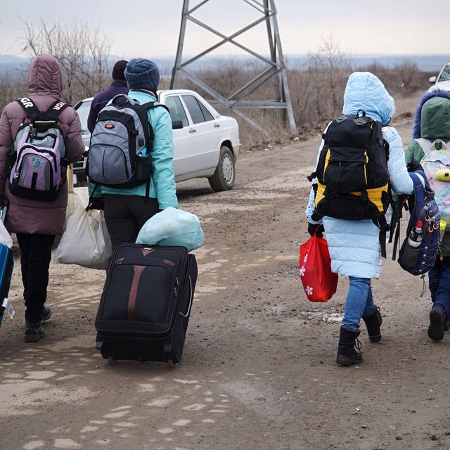 Frauen und Kinder fliehen mit ihren Sachen über Moldawien aus der Ukraine