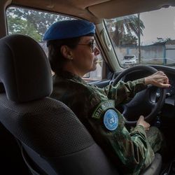 Eine weibliche Einsatzkraft der MINUSCA-Mission fährt Auto.