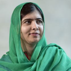 Mala Yousafzai, eine junge Frau aus Pakistan mit einem grünen Kopftuch. Als 17-Jährige erhielt sie den Friedensnobelpreis für ihren Einsatz für Frieden und das Recht auf Bildung.