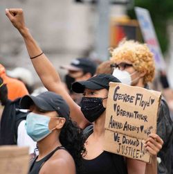 Nach dem Tod von George Floyd im Mai 2020 kommt es in New York City zu Protesten gegen Rassismus und Polizeigewalt. Zahlreiche Demonstrantinnen und Demonstranten mit Mund-Nasen-Schutz demonstrieren mit Plakaten gegen Polizeigewalt.