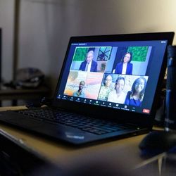 Auf zwei Bildschirmen sieht man die Videocall-Kacheln von UN-Generalsekretär Guterres und von einigen Mädchen und jungen Frauen