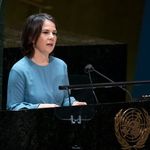 Die deutsche Außenministerin Annalena Baerbock spricht auf der Notstandssondertagung der UN-Generalversammlung zur Ukraine am 2. März 2022 Eine Frau in blauem Kleid spricht auf einem Rehdnerinnenpult in ein Mikrofon, an dem das UN-Logo angebracht ist.