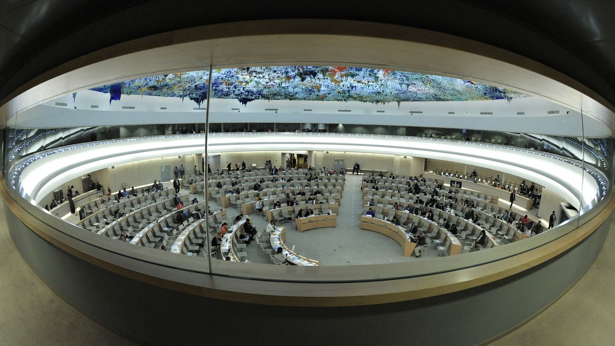 Ein Blick von der Besucherplattform auf den runden Sitzungssaal des Menschenrechtsrates.