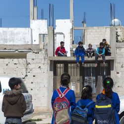 Schulkinder in Souran in Syrien freuen sich auf den Besuch von Filippo Grandi, Leiter des UNHCR.