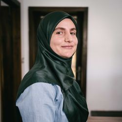 Die Konditorin Enkeleda Merko in der albanischen Stadt Fier Eine Frau mit grünem Kopftuch lächelt freundlich in die Kamera