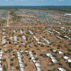 Das Kakuma Camp im Norden Kenias: Eines der größten Flüchtlingslager der Welt. Aus der Luftperspektive sieht man zahlreiche Hütten mit weißen Dächern auf sandigem Boden