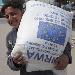 Seit 1950 unterstützt die UNRWA die Bevölkerung Gazas mit Lebensmitteln, Gesundheitsversorgung, Schulen oder Arbeitsplätzen – seit langem auch mit EU-Fördermitteln.