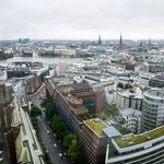 UN Photo/Rick Bajornas Blick über Hamburg mit Dächern, Häusern und Fluss von oben.
