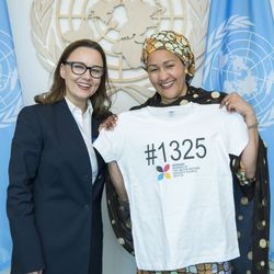 die Stellvertretende UN-Generalsekretärin Amina Mohammed und Michelle Müntefering, Staatsministerin im Auswärtigen Amt, halten ein T-Shirt hoch, auf dem #1325 steht.