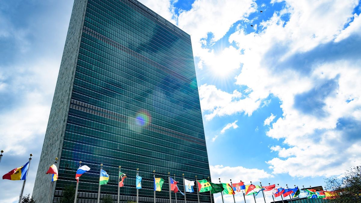 Das UN-Hauptquartier mit Länderflaggen an einem sonnigen Tag.