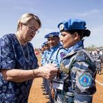 Ellen Margrethe Løj, Sonderbeauftragte und Leiterin der UN-Mission in Südsudan zeichnet eine Offizierin mit einer Medaille aus. (C) UN Photo/JC McIlwaine