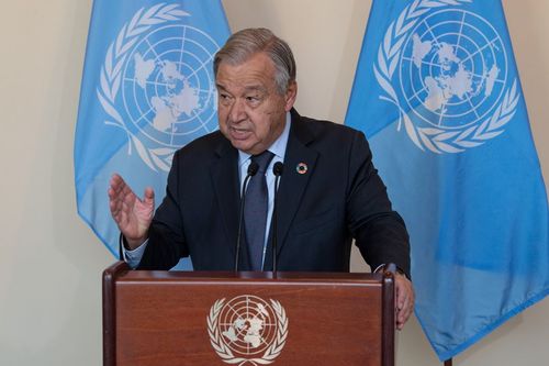 Antonio Guterres spricht, im Hintergrund zwei Flaggen der Vereinten Nationen.