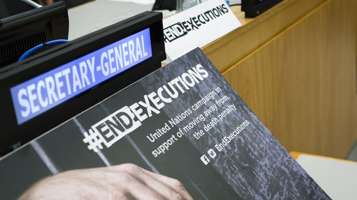 Tischschild des "Secretary-General", im Vordergrund eine Broschüre mit dem Titel "End Execution".