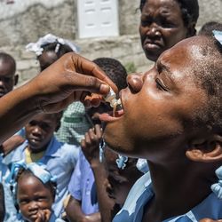 Eine Mädchen erhält eine Cholera-Schluckimpfung bei einer von der WHO unterstützuen Impfkampagne auf Haiti.
