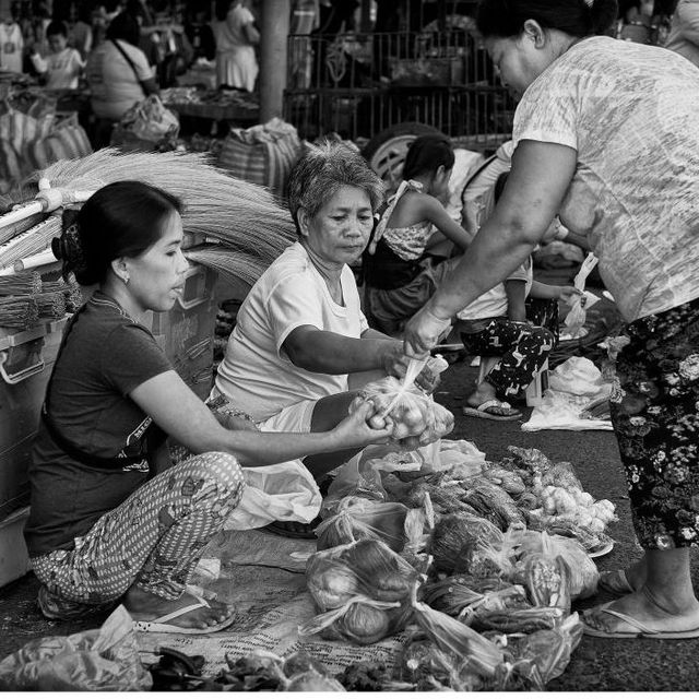 Foto: David Guyler/Sunday market/CC BY-NC 2.0/flickr/cropped from original Frauen auf einem Markt auf den Philippinen.