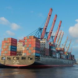 Ein voll bepacktes Containerschiff