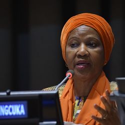 Special Event on UN International Day for Elimination of Violence against Women © UN Photo/Loey Felip Eine Frau sitzt an einem Pult, vor ihr ein Namensschild. Sie trägt ein orangenes Tuch auf dem Kopf und spricht.